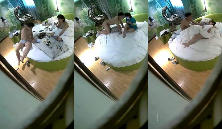 竹林主题酒店年轻情侣开房嗨炮小妹子奶子很大脱得精光在床上来回翻滚男友扒开BB研究看够了再肏