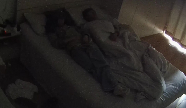 酒店真实偷拍校园情侣开房造爱，猥琐男友偷偷把安全套取下，喜欢裸感内射的感觉