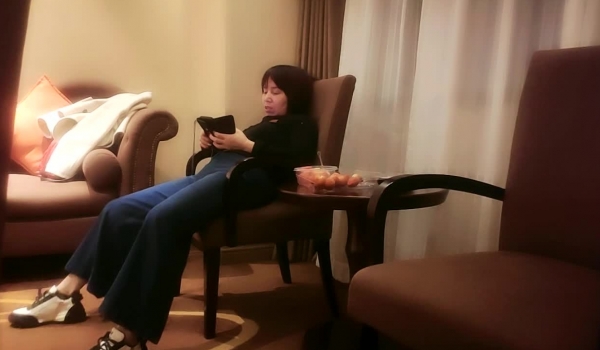 【良家故事】密码房，网恋 中年良家妇女收割机~4天2女，附带聊天记录，床上也疯狂