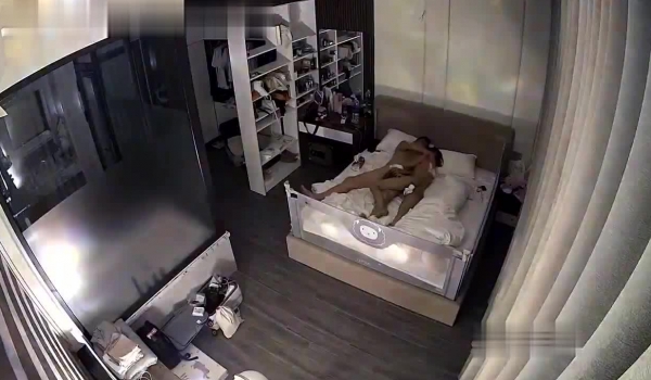 黑客破解家庭摄像头偷拍 ️豪宅夫妻日常性生活吃得好性欲强做爱频率高