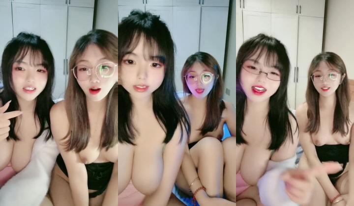 大奶尤物小姐妹全程露脸一起大秀给狼友发骚，互动情趣听指挥叫狼友爸爸，揉奶玩逼自慰撅着屁股给狼友看