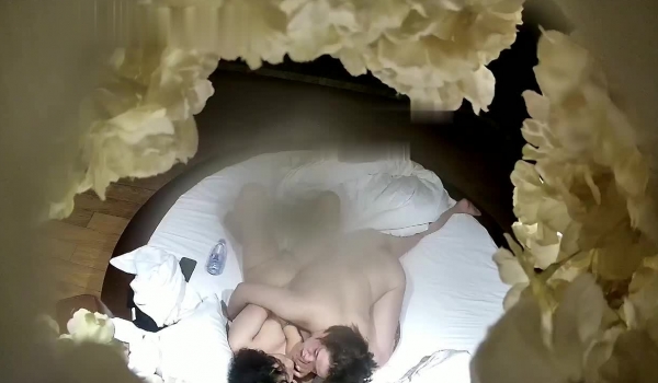 酒店偷拍 女同真爱女女用假JJ满足对方连续两天 其中一个和另外一个撒娇都是我爱你要不你也爱我一次