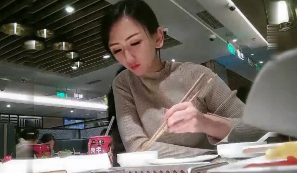 网红脸极品性感大美女和胖哥吃过晚饭后把他带到自己家中啪啪,最后趴在屁股上冲刺时把美女干高潮了,叫