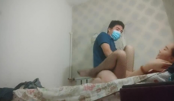 探花足疗女走遍大街小巷吃快餐，包臀裙网袜轻熟女，口硬衣服也没脱直接操，正入猛操没几下就射