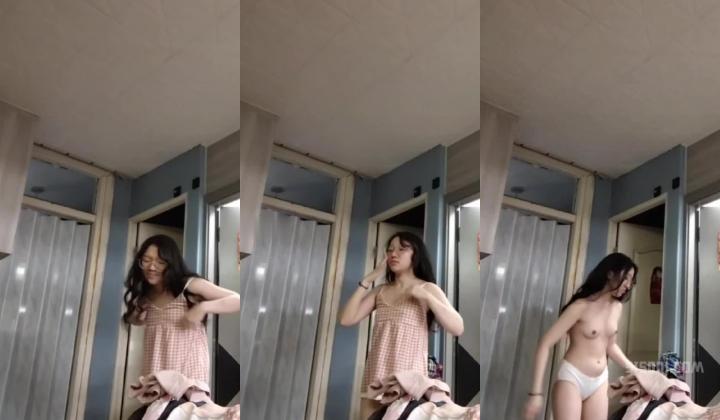 禽兽哥哥用玩具偷拍大一放暑假的妹妹日常换衣服，洗澡。强力推荐