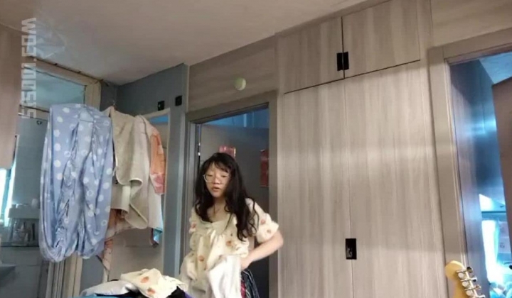禽兽哥哥用玩具偷拍大一放暑假的妹妹日常换衣服，洗澡。强力推荐