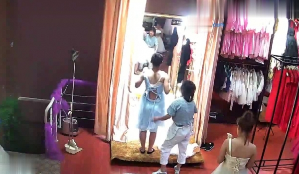 19年最影楼无良老板安装摄像头。偷拍前来拍婚纱照的准新娘子们，一起来看看别人各式各样老婆？