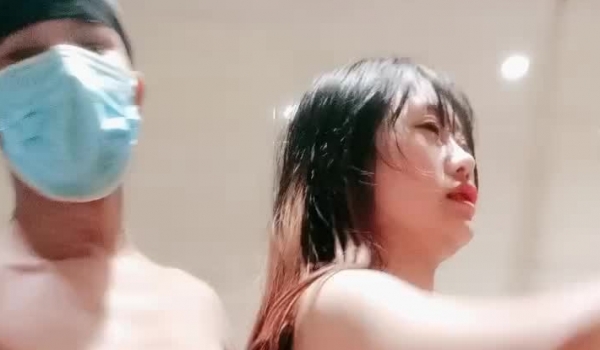 长发妹子被口罩男一顿后入无套操逼，特写大鸡巴插入逼逼，超级诱惑