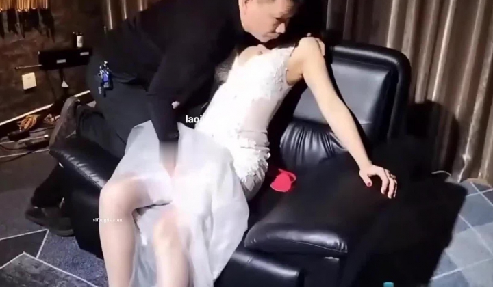 顶级绿帽原创，【夫妻彩霞】，老婆性瘾顶级肉便器，价值499，熟悉的场景，熟悉的道具
