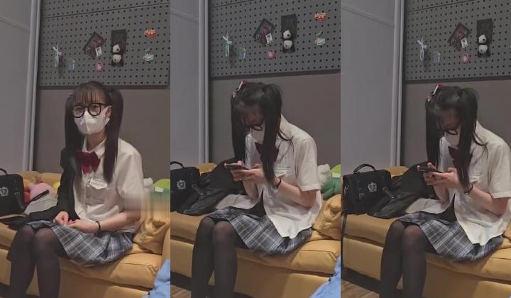 03年双马尾眼镜娘卡哇伊妹子 被内射后哭了好可怜，得去给她买药，大长腿美少女 JK制服微露脸