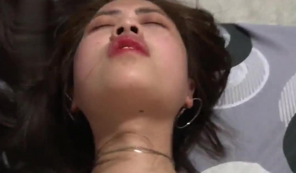《百度云泄密》单位聚餐小伙灌醉刚刚参加工作的美女同事 带回出租屋各种姿势啪啪