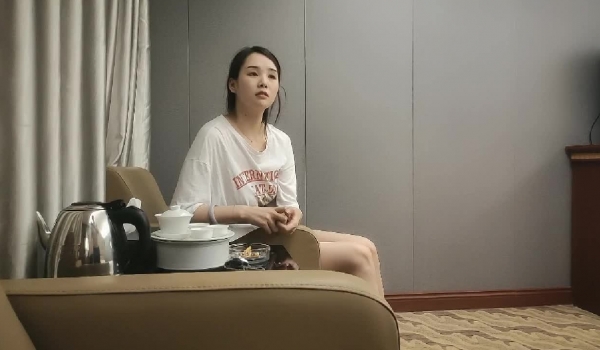 高价约啪甜美漂亮御姐 白衣短裙温柔气质加上丰腴肉感身材立马让人欲望沸腾啊 扶着翘臀啪啪大力抽送揉