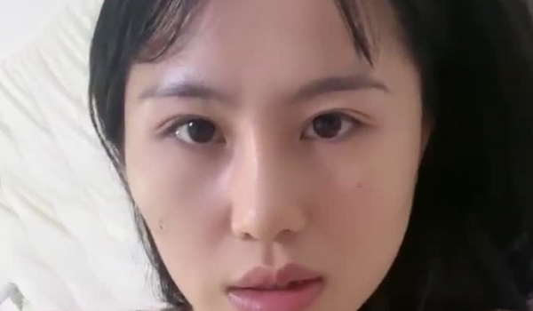 哺乳期的【啵口】狂口鸡巴~找闺蜜下海 二女一男互摸接吻 两人在啪啪 闺蜜裸着身子 眼巴巴看他们操