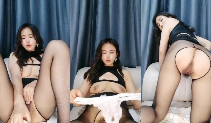好久不见的无敌御姐骚浪贱，还是那哥骚劲表情好诱人，全程露脸揉奶玩逼，道具抽插舔假鸡巴，淫语互动狼