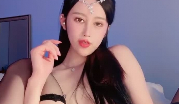 身高173的网红美女！【奶油草莓】抠逼喷水~端庄的时候像圣女，自慰的时候像欲女