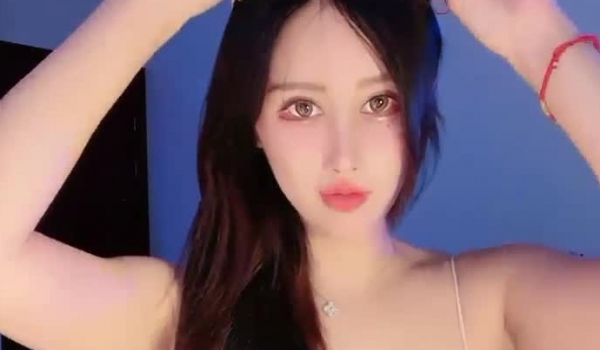 身高173的网红美女！【奶油草莓】抠逼喷水~端庄的时候像圣女，自慰的时候像欲女