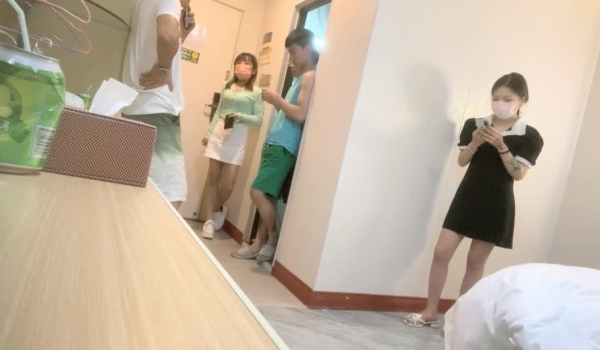 【眼镜败类探花】约来两个妹妹要一起操，只有一张床不同意，只能单挑，高颜值美女，直接一顿输出