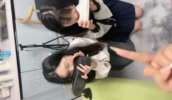 套路直播SM性感女王调教两条清纯小母狗闺蜜，在校是添狗白莲花清纯女神，私下是给主人妈妈舔脚的下贱