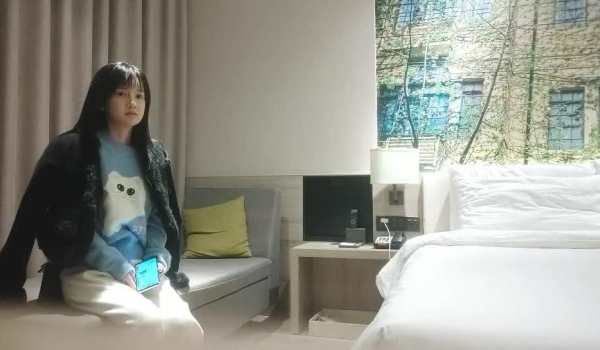 【我是探索者】纯素颜学生妹  数钞票的样子真专注  爱干净有洁癖  刷牙才口交 娇小玲珑端起来干