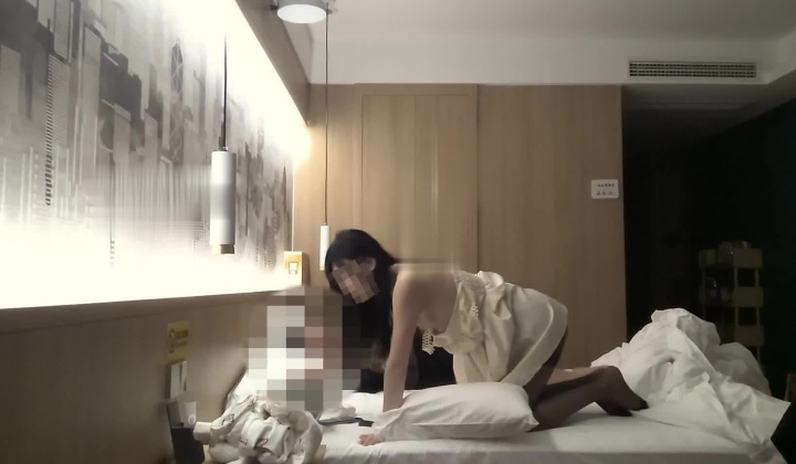 约炮大神，【胖爷的奇妙之旅】，19岁兼职大学生，粉嫩可口，坚挺C罩杯美乳，胖子爱不释手亲了又亲