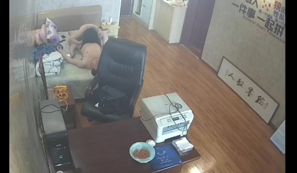 某企业公司总经理室被下属偷装摄像头拍到总经理与秘书偷情啪啪