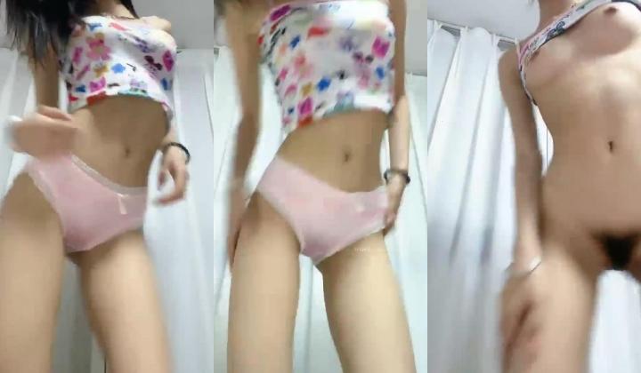 学校刚跑出来的，【兔熊】，18岁学生妹，为了赚下学期的学费，清秀的小脸蛋，这逼逼真粉，真嫩