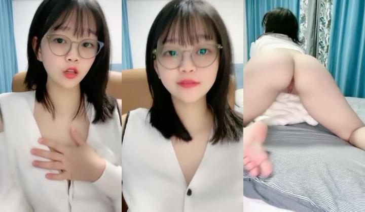 舞蹈系清纯眼镜萌妹桃子激情诱惑，半脱下内裤露完美肥臀，对着镜头抖臀掰穴，张开双腿一字马手指抠入诱人