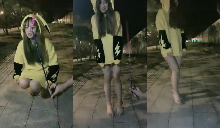 新鲜出炉，户外野战翻车被抓【户外4P萝莉女王】沈阳街头啪啪，地点暴露，被举报直播，搜出手机带走