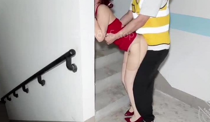 【我是奶气草莓】健身公园遇到美艳嫂子穿的如此性感骚气，长筒丝袜美腿高跟红裙！楼梯打炮偶遇外卖小哥