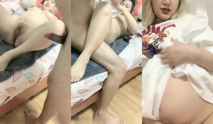 颜值不错的孕妇也想要了，看起来月份不小了给大哥口交看着都不方便，被大哥压在身下温柔的抽插好享受
