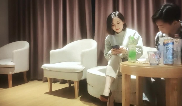 精瘦小伙酒店约炮气质女白领 别看小伙瘦鸡巴挺长的干到美少妇受不了