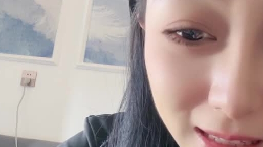 性感尤物网红女神，解开衣服八字奶，小尺度露穴，极品一线天美穴，张开双腿揉搓，让人欲罢不能