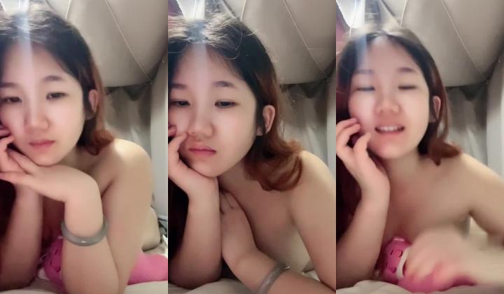 【只如初见时】，真实在校女大学生，偷偷拉上床帘，旁边还能听到室友说话，清纯反差高颜值，三点都露