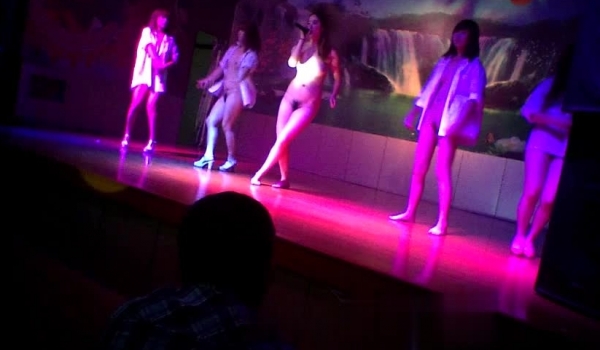 偏远县城小剧场生意不好邀请夜来香歌舞团艳舞表演超大胆好多妹子台上排一排M腿对着台下观众掰逼亮点是