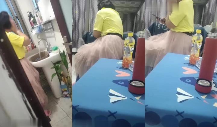 居家小少妇刚刚洗漱完就埋首于胯下舔鸡巴，主动上位抽插，压在身下无套摩擦骚逼毛不少，直接干内射了真刺激