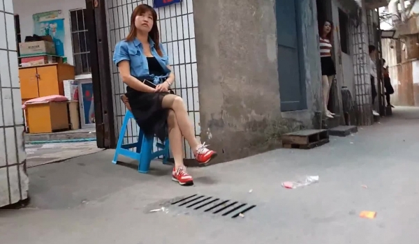 快餐达人哼着小曲待拆迁区找快活寻了半天挑个成熟很有女人味的长发漂亮美眉奶子还挺大还给口边看A片边