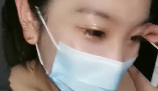 户外小麻豆带风扇学妹出来玩车震，看眼神就很魅惑，口交大鸡巴主动上位抽插，草得正爽接电话让玩她的奶