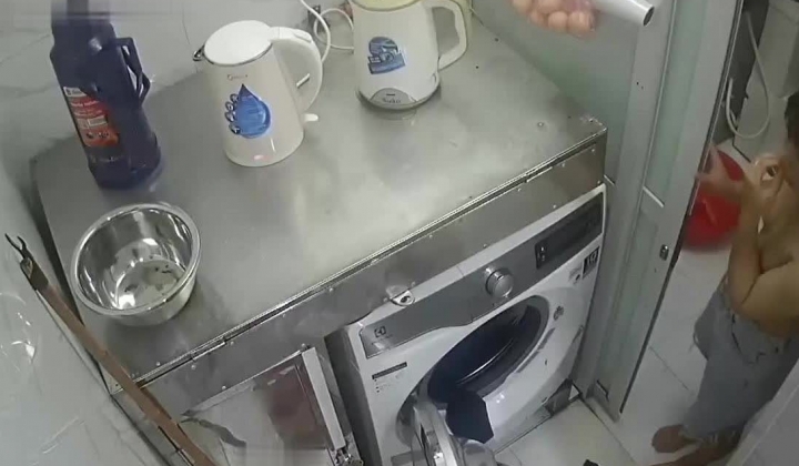 房东儿子浴室门口偷装 监控摄像头偷拍几个合租房的打工妹洗澡忘关门走光