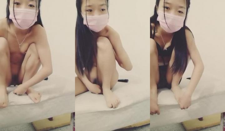 刚满18岁的年轻小妹身材很瘦小 被炮友推倒一顿猛gan