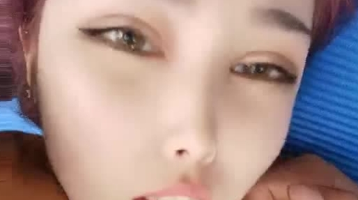 北京大一学生妹露脸高颜值校花女神与有钱的少妇户外激情啪啪，大奶子很翘挺口交大鸡巴舔弄骚逼，各种体