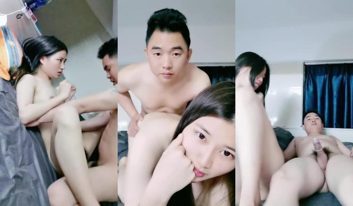 新来的纯情小少妇全程露脸伺候小哥哥啪啪，只肯舔乳头不肯舔鸡巴，让小哥玩逼激情上位各种抽插表情好骚