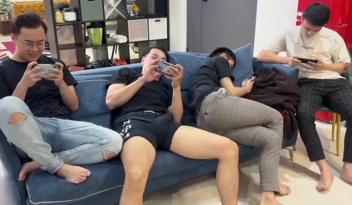 台湾群交淫啪【EdMosaic】嫩穴群肏1_美女厕所自慰被发现，群男满足