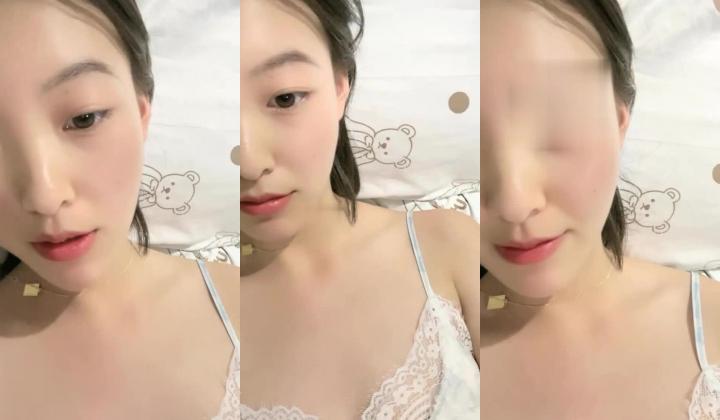 反差女神，【04年艺校学生】，商场买保险套，裹上跳蛋自慰，尿尿，清秀脸庞下这么骚，小逼逼一刻也不