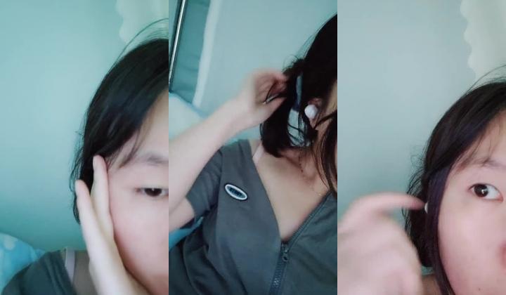 刺激【大三妹妹小美】寝室脱衣~自慰秀~上课真空~跳蛋直播~！~课堂上，宿舍偷拍舍友，粉逼，美乳，学生妹必看