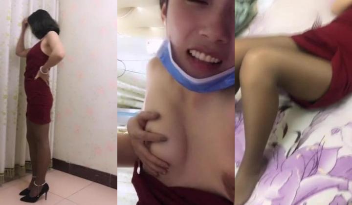 丝袜人妻包臀裙诱惑小哥哥激情啪啪秀，秀前先上个厕所足交大几把，暴力抽插女上位奶子乱晃，小哥吃奶爆