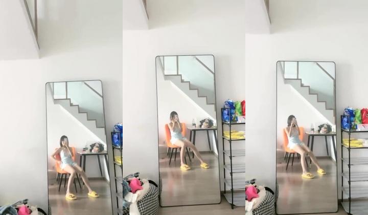 反差女神，【04年艺校学生】，商场买保险套，裹上跳蛋自慰，尿尿，清秀脸庞下这么骚，小逼逼一刻也不