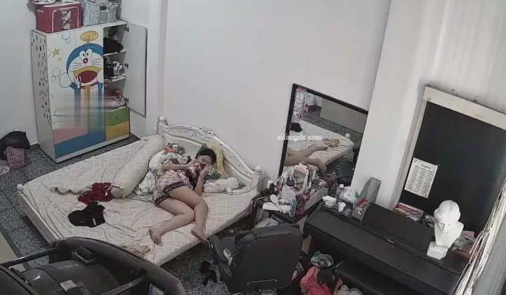 房东出租屋偷装监控偷拍两个合租房的小姐日常生活更衣有时还自慰