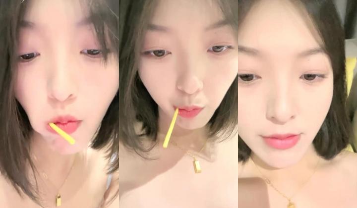 反差女神，【04年艺校学生】，商场买保险套，裹上跳蛋自慰，尿尿，清秀脸庞下这么骚，小逼逼一刻也不