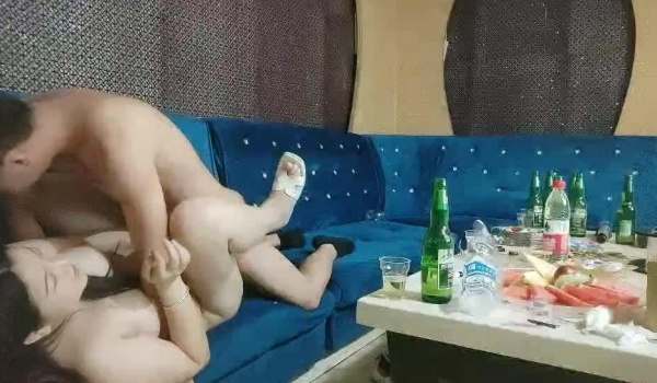 【歌厅探花】，胖哥迟到每人挑一个妹子 漂亮小姐姐口技了得几下搞射 留贺总独自鏖战大奶妹