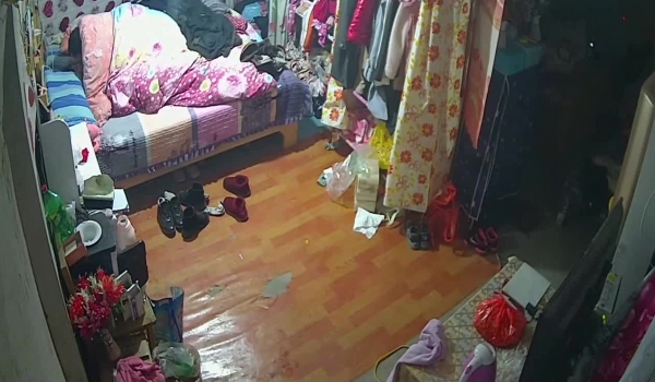 夫妻早上睡不着打晨炮，女儿起来上学听到有动静跑过来查看到底怎么回事